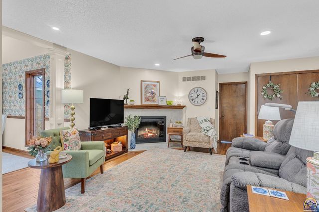 2766 SW Arrowhead RD, Topeka, KS 66614