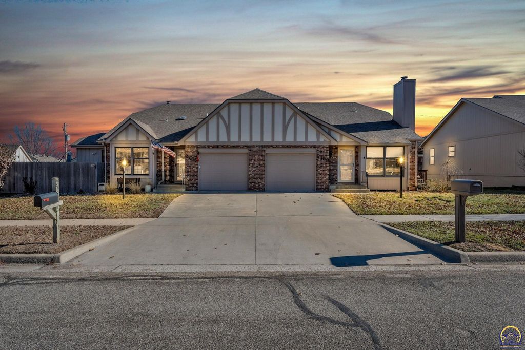 2766 SW Arrowhead RD, Topeka, KS 66614