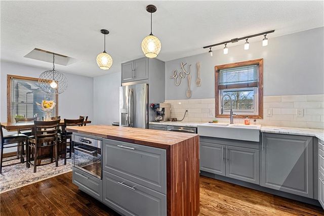 12189 S Fox Ridge Drive, Olathe, KS 66062