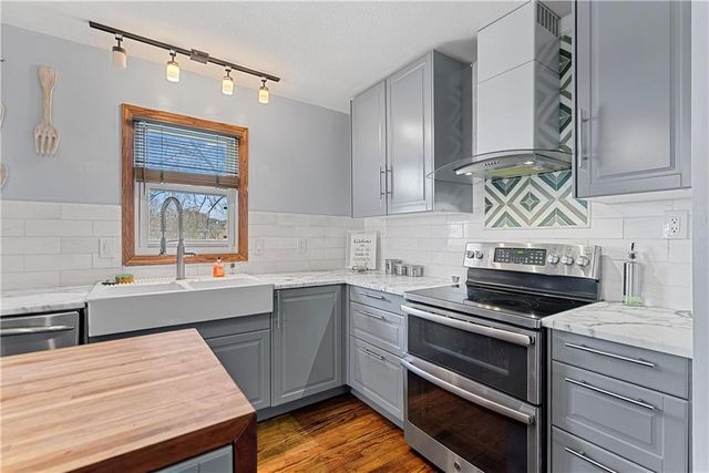 12189 S Fox Ridge Drive, Olathe, KS 66062