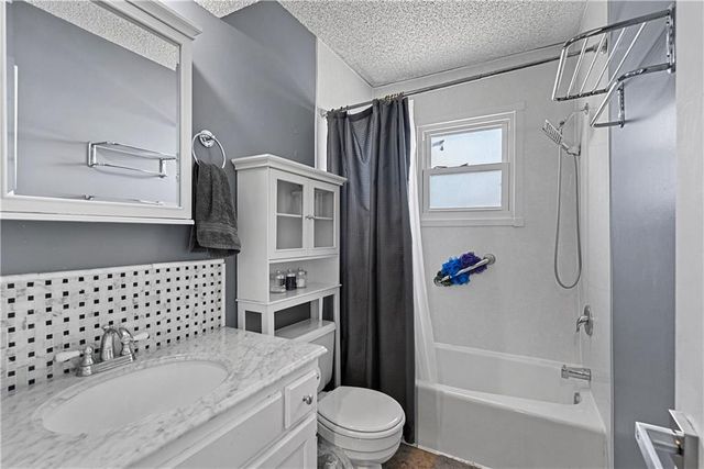 12189 S Fox Ridge Drive, Olathe, KS 66062