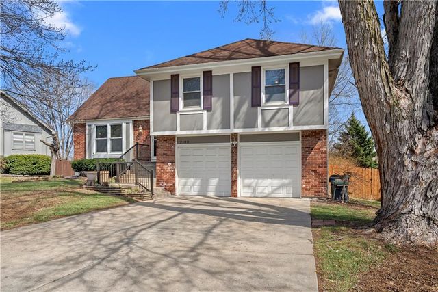 12189 S Fox Ridge Drive, Olathe, KS 66062