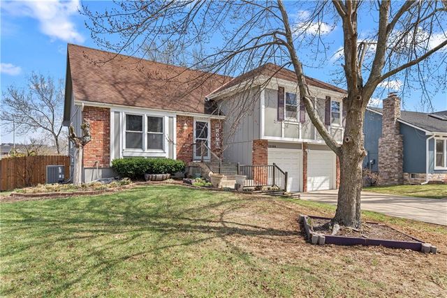 12189 S Fox Ridge Drive, Olathe, KS 66062