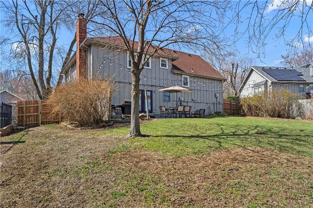 12189 S Fox Ridge Drive, Olathe, KS 66062