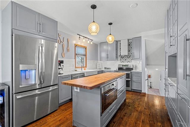 12189 S Fox Ridge Drive, Olathe, KS 66062