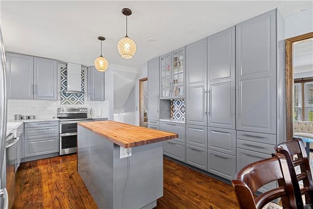 12189 S Fox Ridge Drive, Olathe, KS 66062