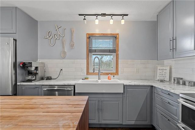 12189 S Fox Ridge Drive, Olathe, KS 66062