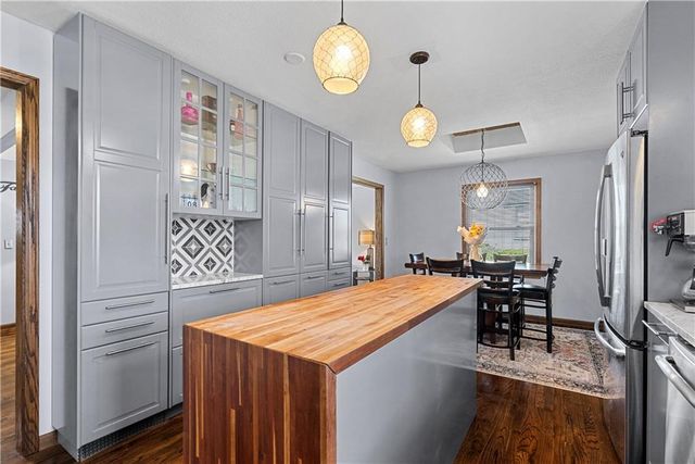 12189 S Fox Ridge Drive, Olathe, KS 66062