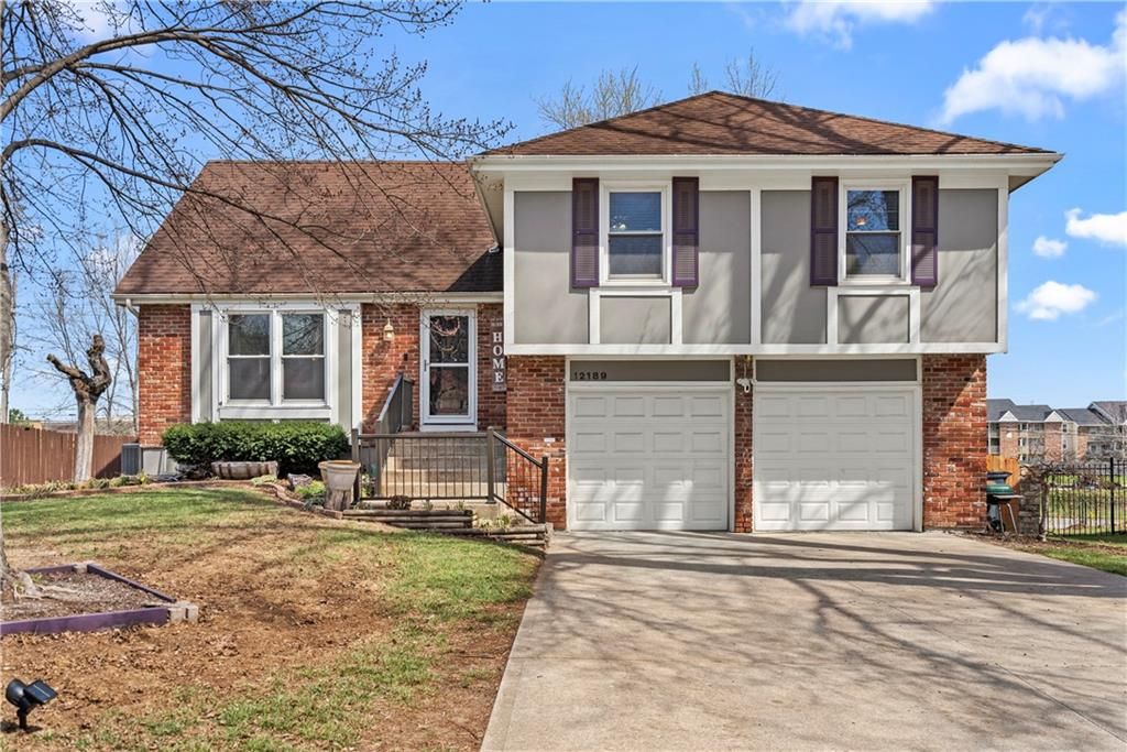 12189 S Fox Ridge Drive, Olathe, KS 66062