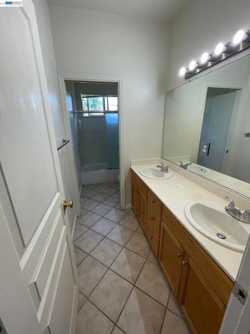 6056 Silveroak Cir, Stockton, CA 95219
