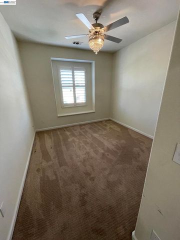 6056 Silveroak Cir, Stockton, CA 95219