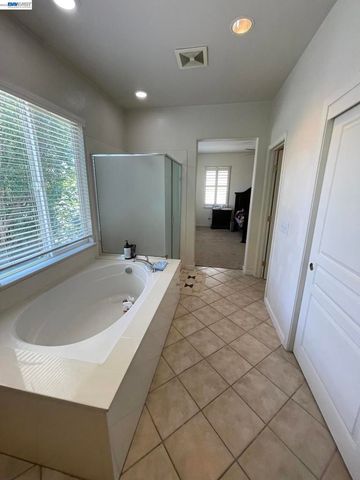 6056 Silveroak Cir, Stockton, CA 95219