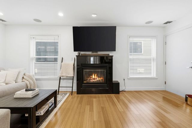 366 W 2nd St 3, Boston, MA 02127