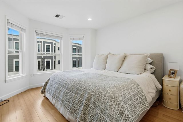 366 W 2nd St 3, Boston, MA 02127