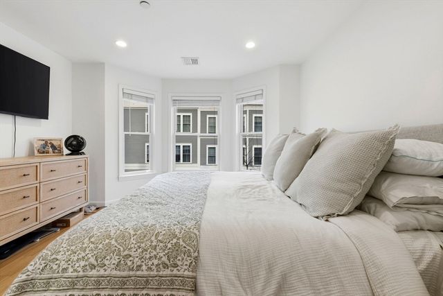 366 W 2nd St 3, Boston, MA 02127