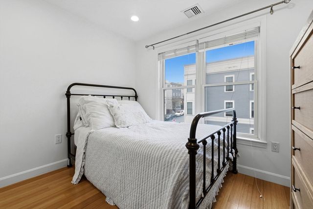 366 W 2nd St 3, Boston, MA 02127