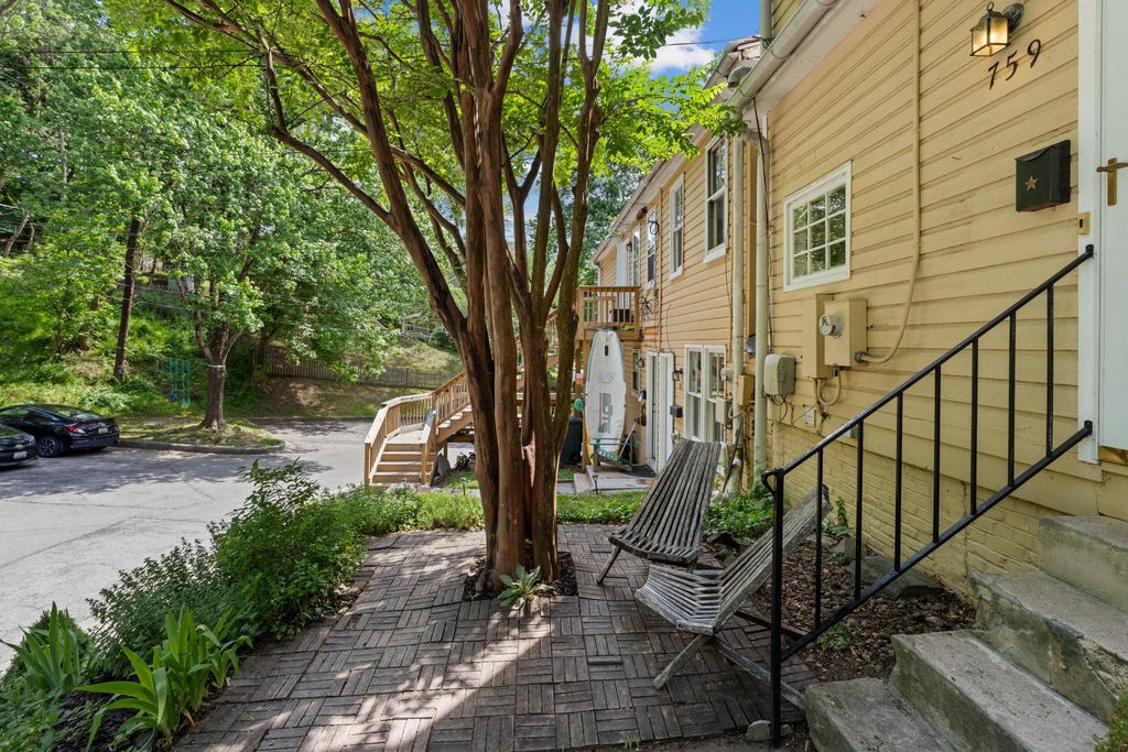 Image 3 of property listing at 759 OELLA AVE, Ellicott City, MD 21043