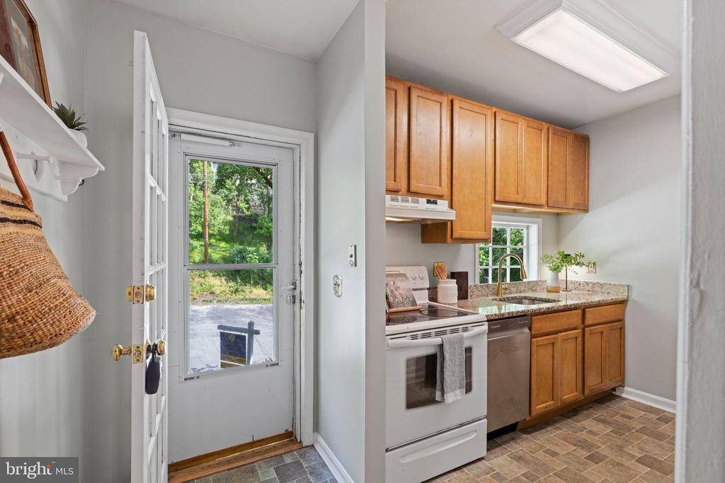 Image 4 of property listing at 759 OELLA AVE, Ellicott City, MD 21043