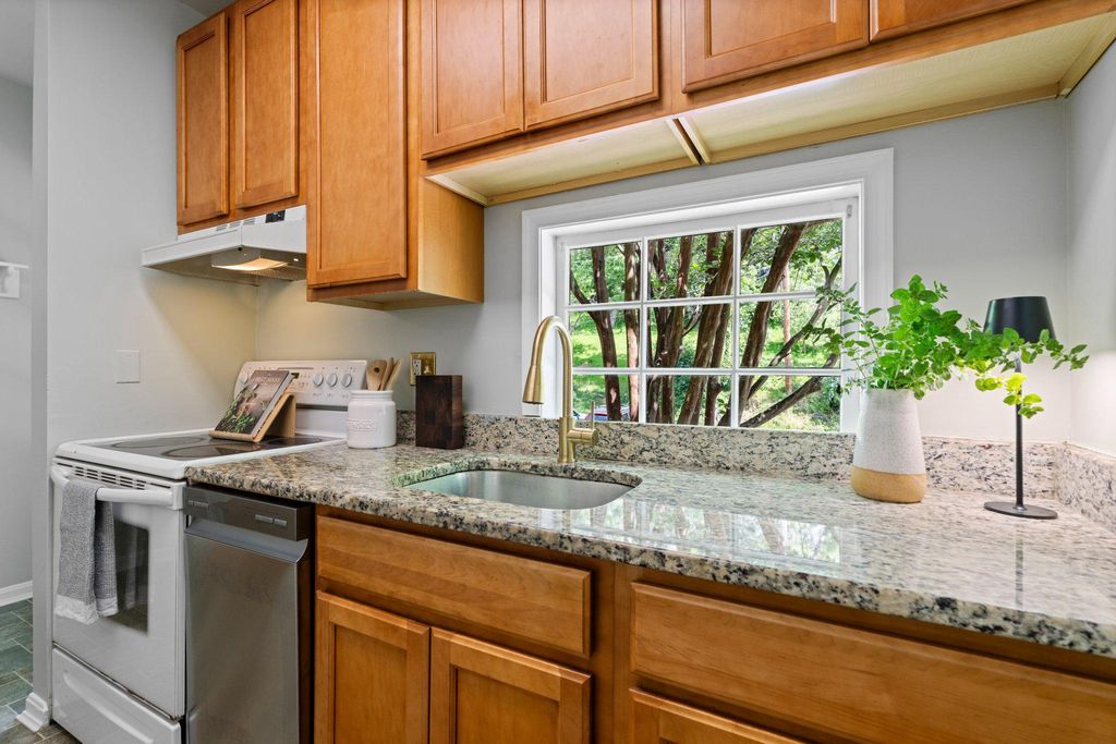 Image 5 of property listing at 759 OELLA AVE, Ellicott City, MD 21043