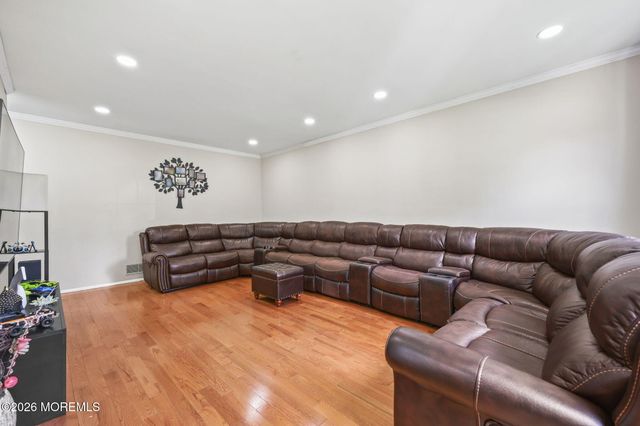 78 Henderson Road, Kendall Park, NJ 08824