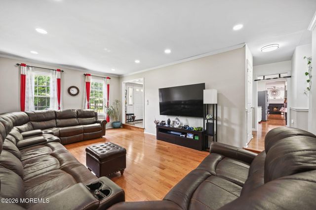 78 Henderson Road, Kendall Park, NJ 08824