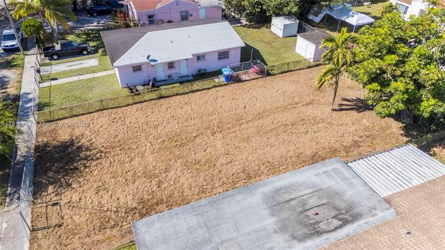 915 NW 44th St, Miami, FL 33127