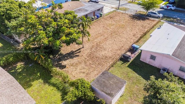 915 NW 44th St, Miami, FL 33127