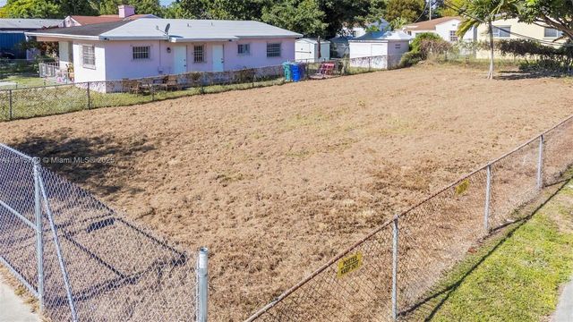 915 NW 44th St, Miami, FL 33127