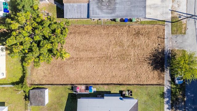 915 NW 44th St, Miami, FL 33127