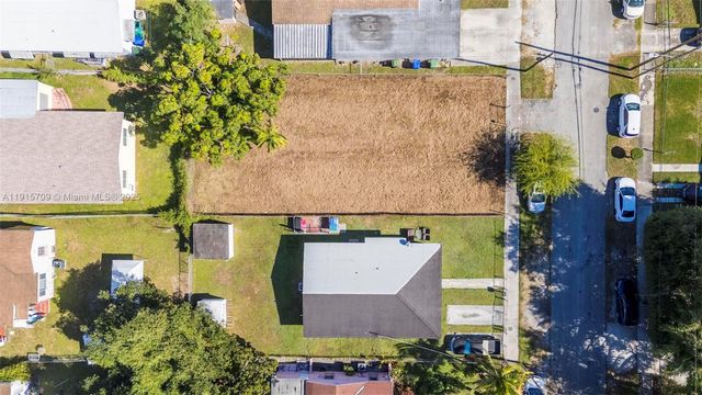 915 NW 44th St, Miami, FL 33127