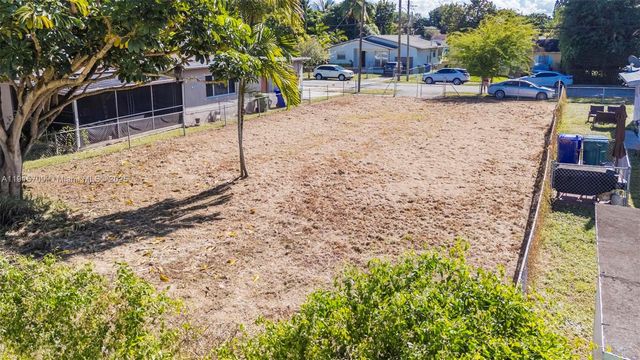 915 NW 44th St, Miami, FL 33127