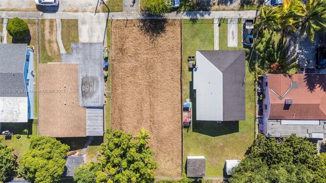 915 NW 44th St, Miami, FL 33127