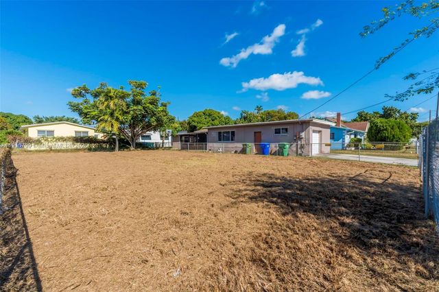 915 NW 44th St, Miami, FL 33127