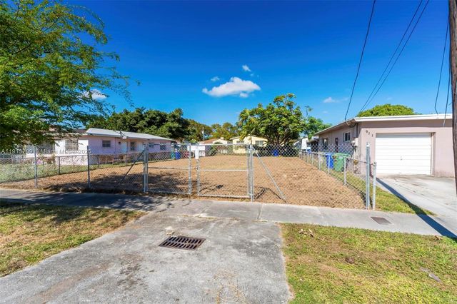 915 NW 44th St, Miami, FL 33127
