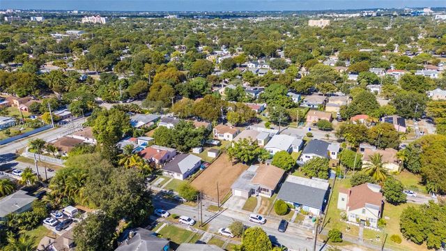 915 NW 44th St, Miami, FL 33127