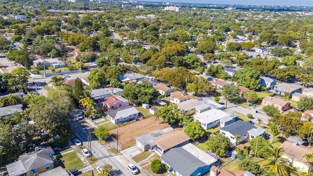 915 NW 44th St, Miami, FL 33127