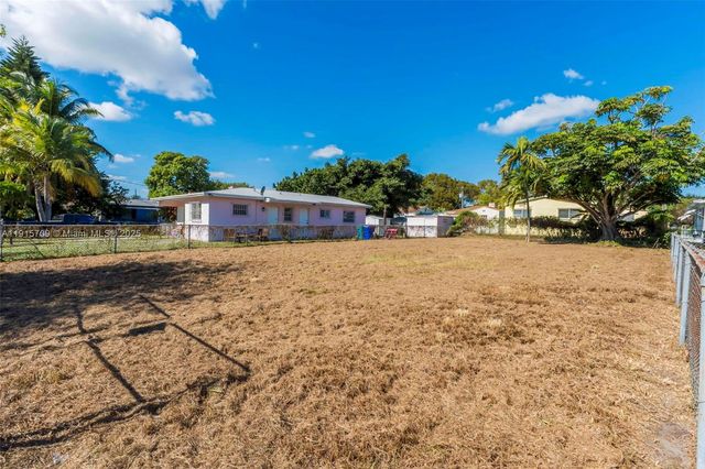 915 NW 44th St, Miami, FL 33127