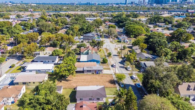 915 NW 44th St, Miami, FL 33127