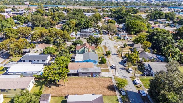 915 NW 44th St, Miami, FL 33127