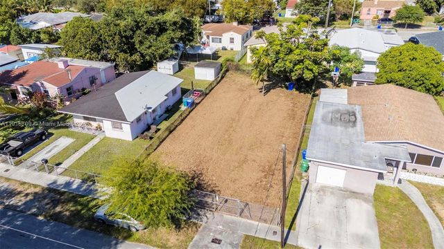 915 NW 44th St, Miami, FL 33127