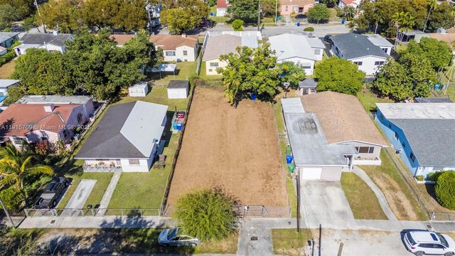 915 NW 44th St, Miami, FL 33127