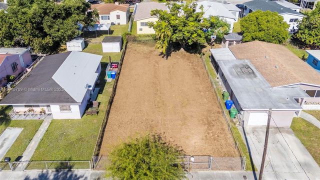 915 NW 44th St, Miami, FL 33127