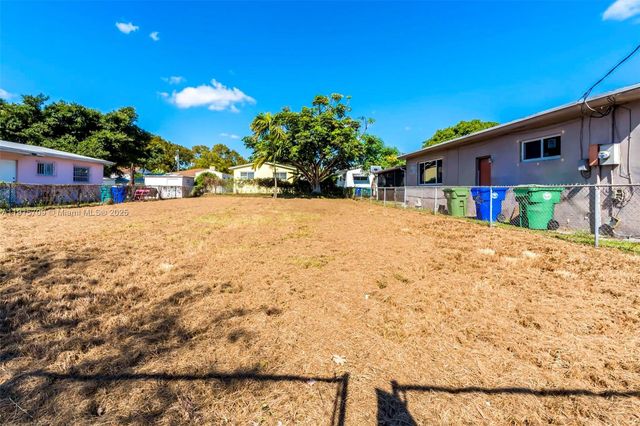 915 NW 44th St, Miami, FL 33127