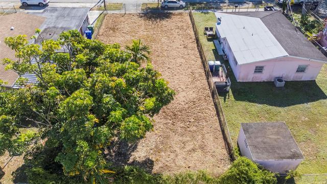 915 NW 44th St, Miami, FL 33127