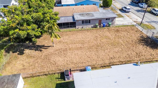 915 NW 44th St, Miami, FL 33127