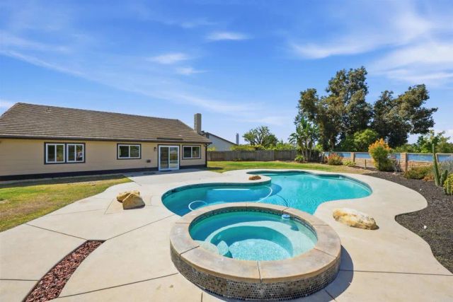 305 Via Metates, Oceanside, CA 92057