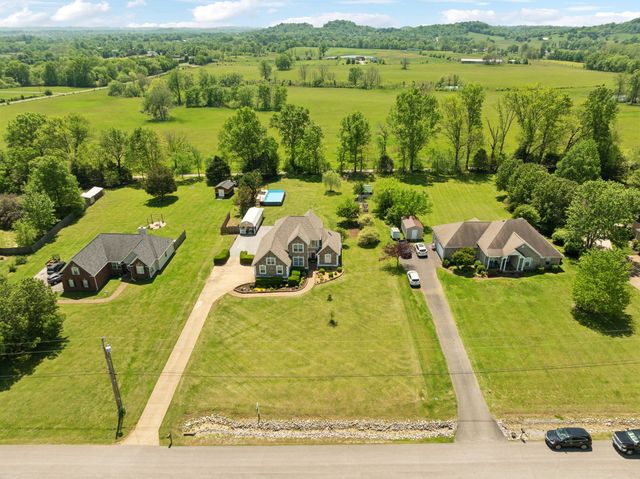 1427 Oak Leaf Dr, Columbia, TN 38401