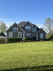 1427 Oak Leaf Dr, Columbia, TN 38401