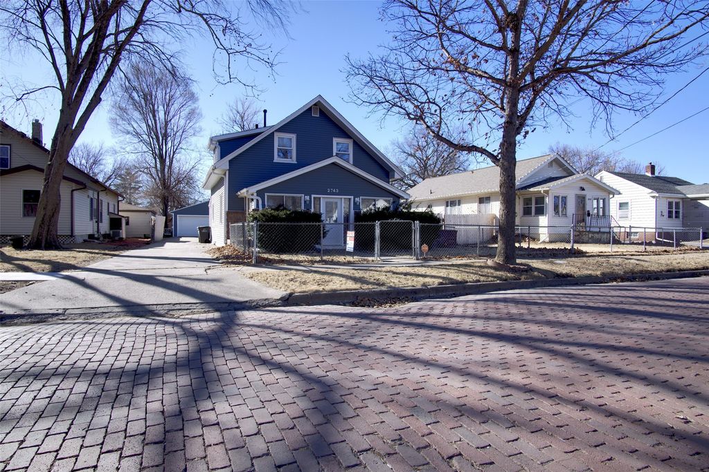 2743 Des Moines Street, Des Moines, IA 50317