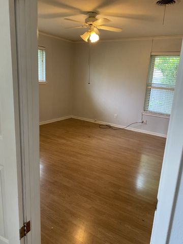 7004 Meadowbrook Drive, Fort Worth, TX 76112
